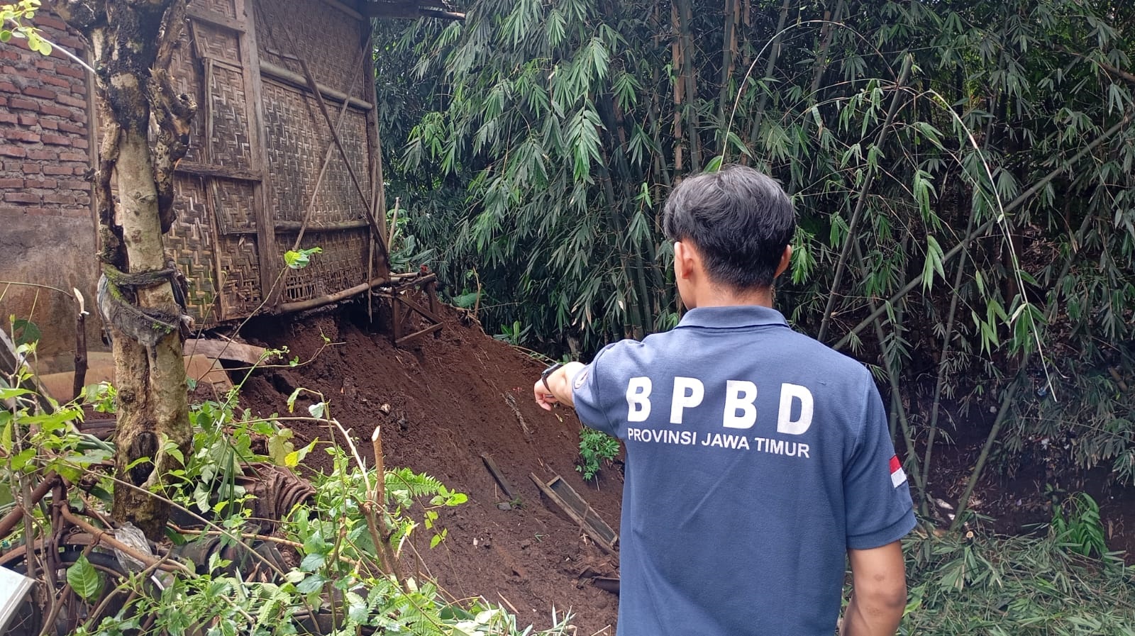 DARURAT BENCANA: Petugas BPBD Kabupaten Malang meninjau lokasi terdampak bencana kemarin (3/3).