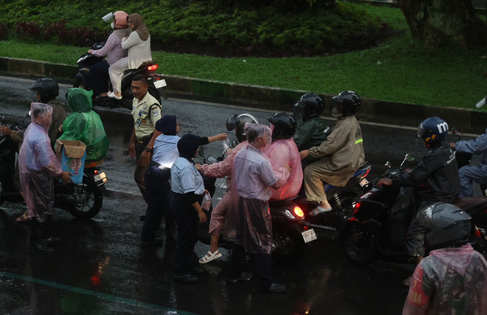 BERBAGI KEPADA MASYARAKAT: Para pengendara yang melintas di Jalan Veteran, Kota Malang, mengambil takjil berbuka yang disediakan manajemen Mal Malang Town Square.