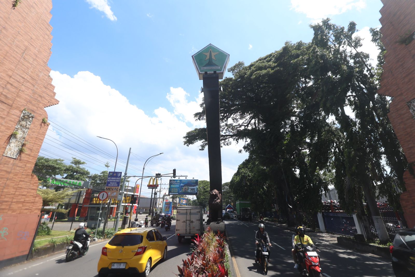 TURUN 1,75 PERSEN: Beberapa kendaraan melintas di Jalan Ahmad Yani Utara, Kota Malang, kemarin.