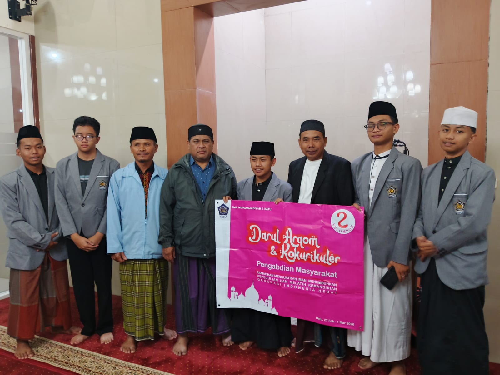 TUMBUHKAN KEPEDULIAN SOSIAL: Siswa kelompok dua SMA Muhammadiyah 3 Batu melakukan pengabdian di Musala As-Salam Sidomulyo selama tiga hari.