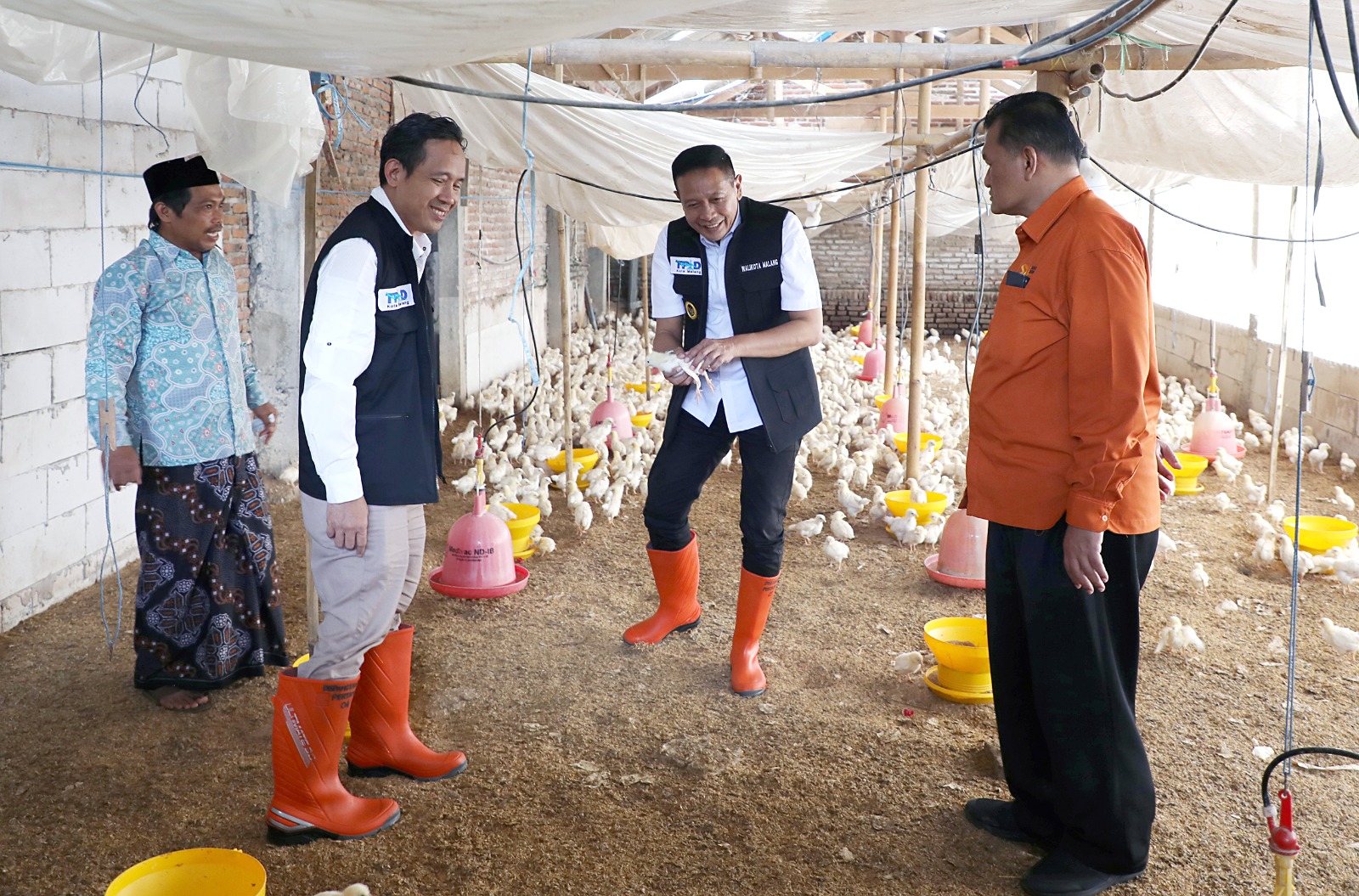 PANTAU KE HULUNYA: Wali Kota Malang Wahyu Hidayat (dua dari kanan) juga meninjau area peternakan ayam di Kecamatan Kedung kandang, kemarin (4/3).