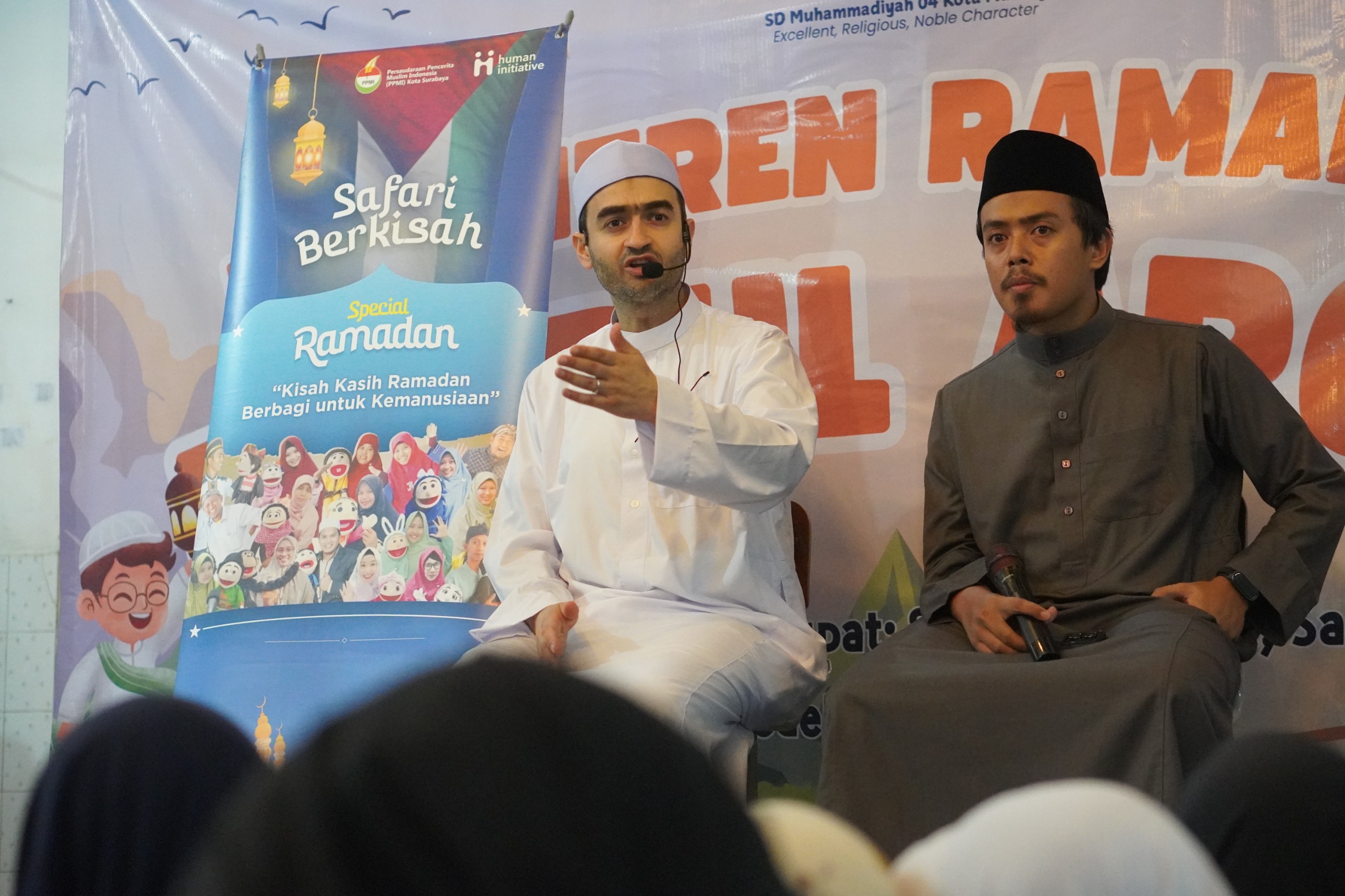 SAMPAIKAN PESAN: Dai asal Palestina Habib Syech Mohamad Darwish (kiri) menyampaikan tausyiah di hadapan siswa SD Muhammadiyah 4 Malang dalam acara Daarul Arqom.