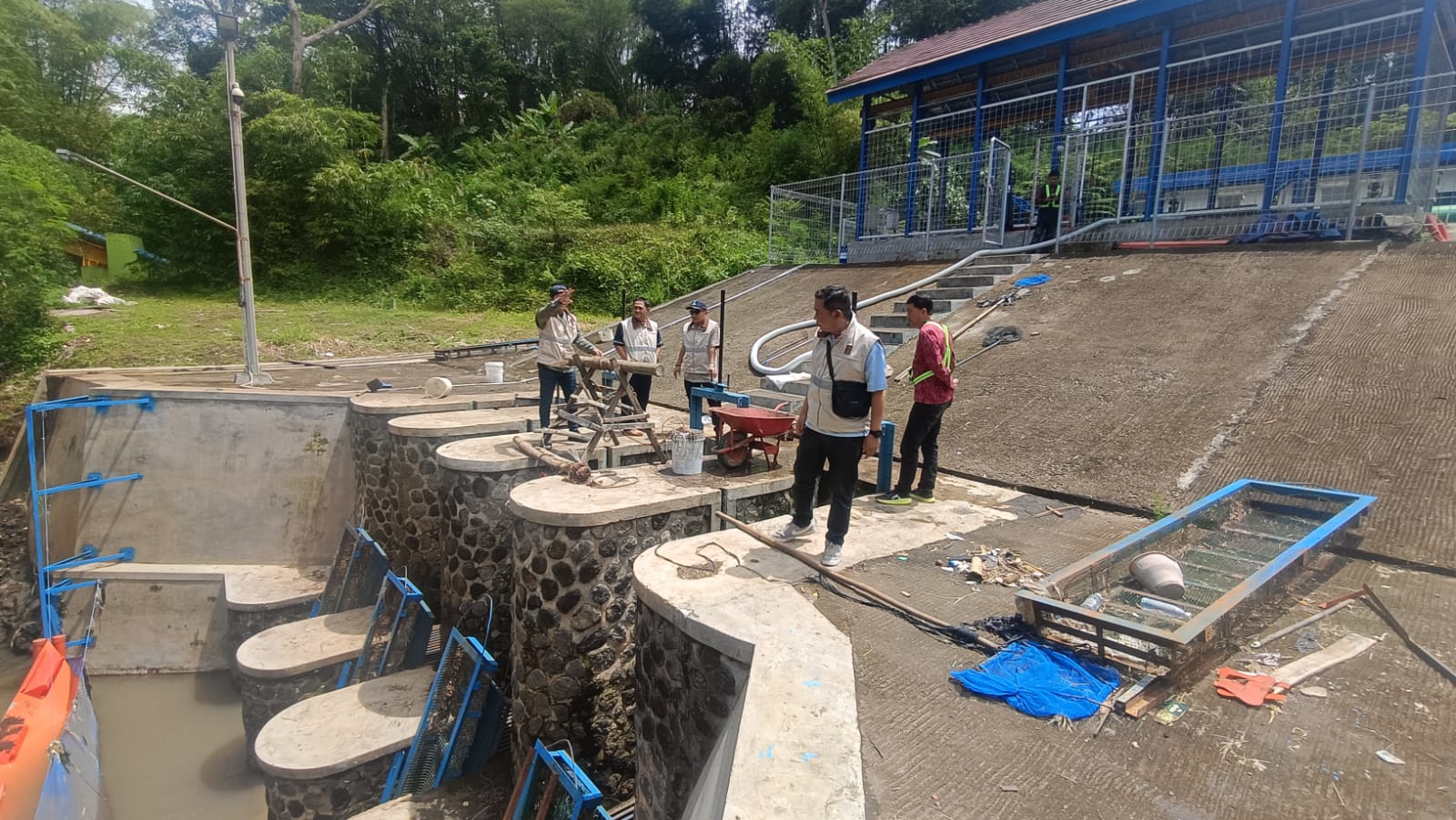 DAPAT CATATAN: Petugas Perumda Tugu Tirta Kota Malang meninjau volume air di Sungai Bango, Kedungkandang.