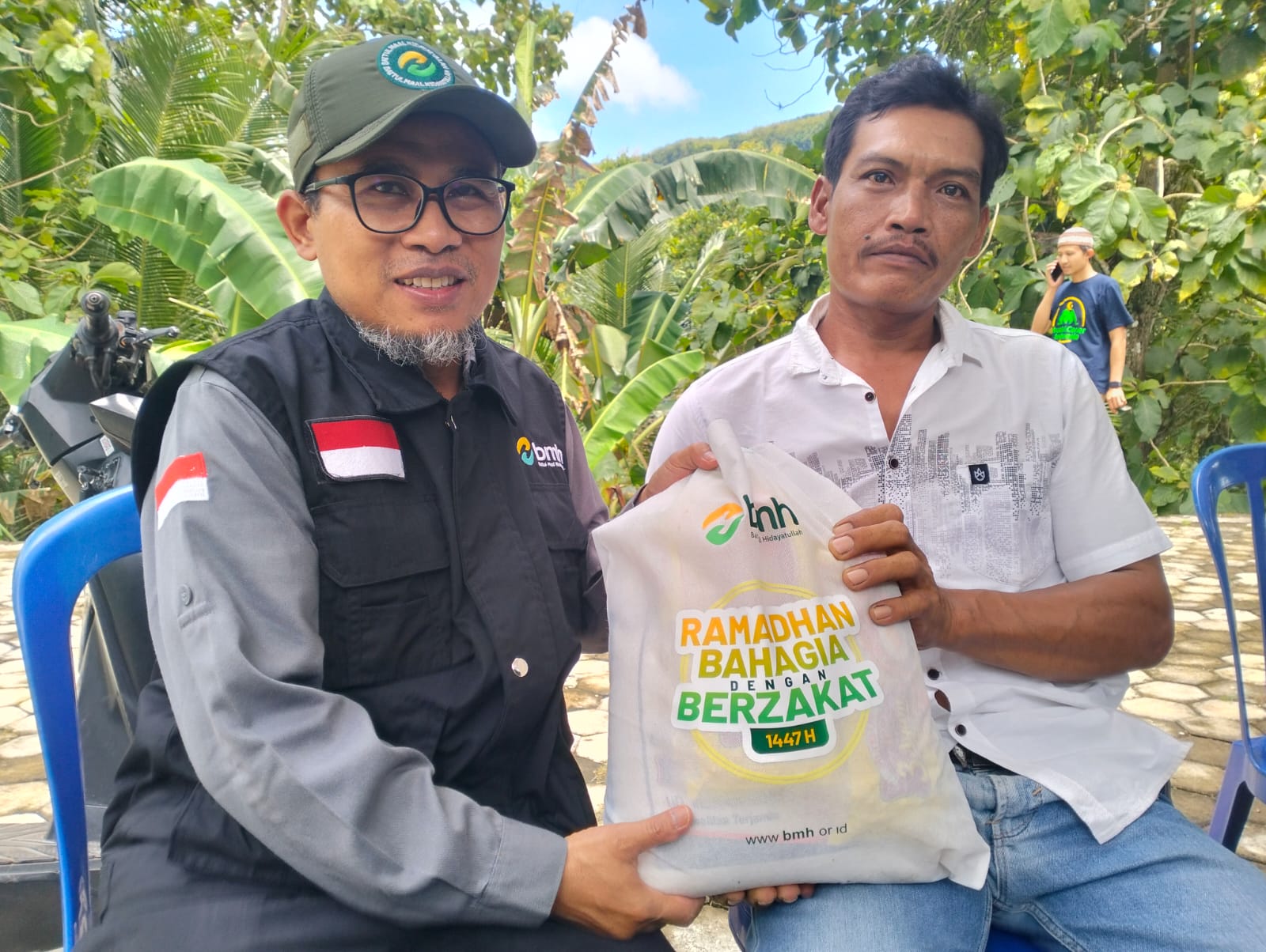 PELOPOR : Ketua BMH Malang Lukmanul Khakim (kiri) menyerahkan bantuan secara simbolis bantuan kepada ketua RT Kampung Templek, Kamis (5/3).