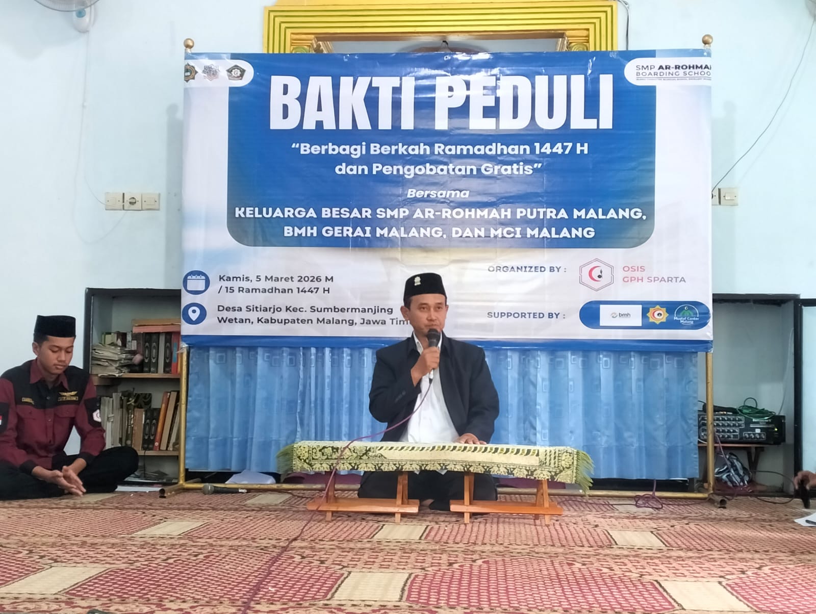 PEDULI: Kepala SMP Arrohmah Ustadz Badrus Soleh memberikan sambutan saat acara Bakti Peduli "Berbagi Berkah Ramadan 1447 H dan Pengobatan Gratis".
