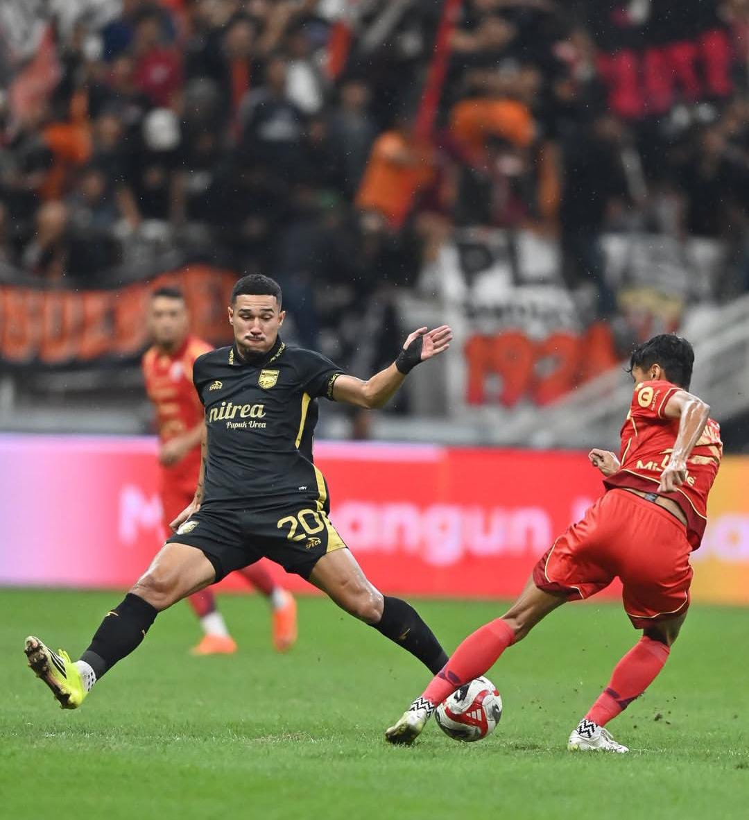 Gelandang Borneo FC Juan Felipe Villa mencoba melakukan blok kepada pemain Persija dalam laga BRI Super League, Selasa (03/3) Malam. (Instagram @borneofc.id)