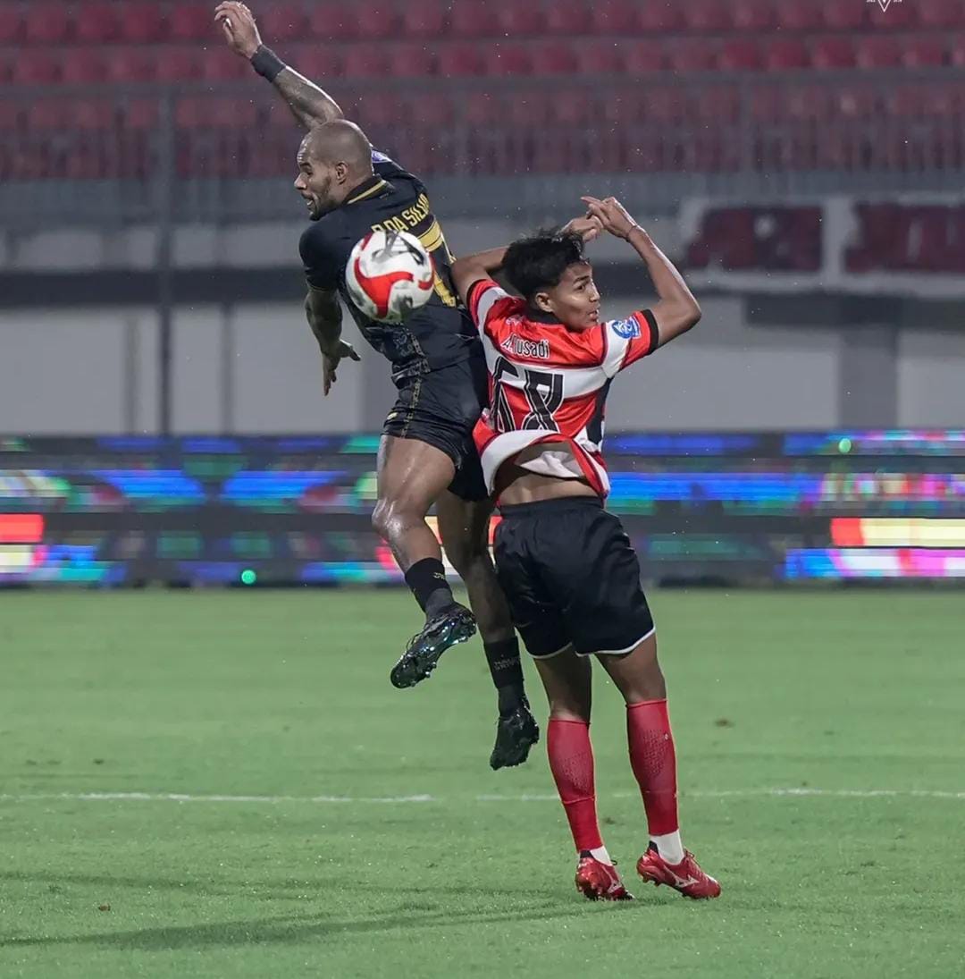 Duel udara antara pemain Madura United dan Malut United saat memperebutkan bola pada laga BRI Super League di Stadion Gelora Madura Ratu Pamelingan, Pamekasan. (Instagram @malutunitedfc)