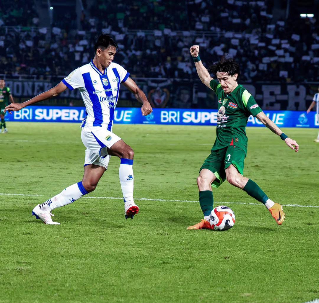 Francisco Rivera menguasai bola saat menghadapi pemain Persib Bandung pada laga pekan ke-24 BRI Super League 2025/2026 di Stadion Gelora Bung Tomo. (Instagram @officialpersebaya)