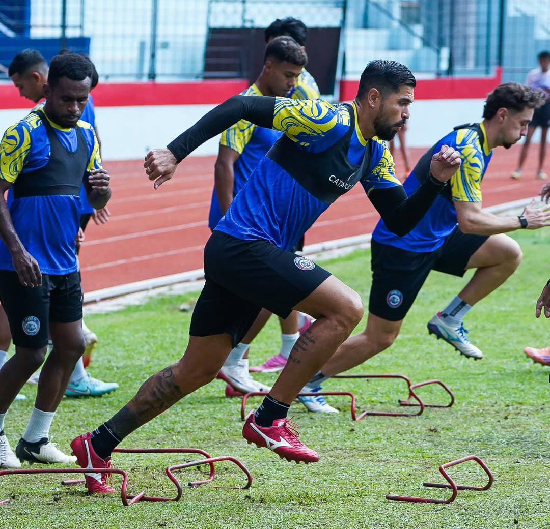 Pemain Arema FC menjalani sesi latihan untuk mempersiapkan pertandingan pekan ke-24 BRI Super League melawan Bali United, Jumat (06/03/2026). (Instagram @aremafcofficial)