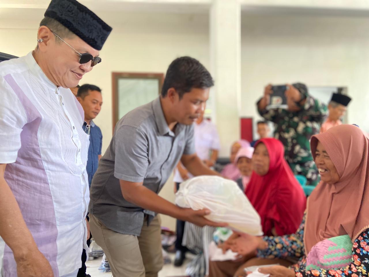 INFLUENCER: Tiktokers Heru Cahyono asal Desa Kaliasri bersama Iwan Kurniawan menyerahkan santunan kepada kaum duafa yang datang di Pendapa Desa Kaliasri, Kecamatan Kalipare, kemarin (4/3).