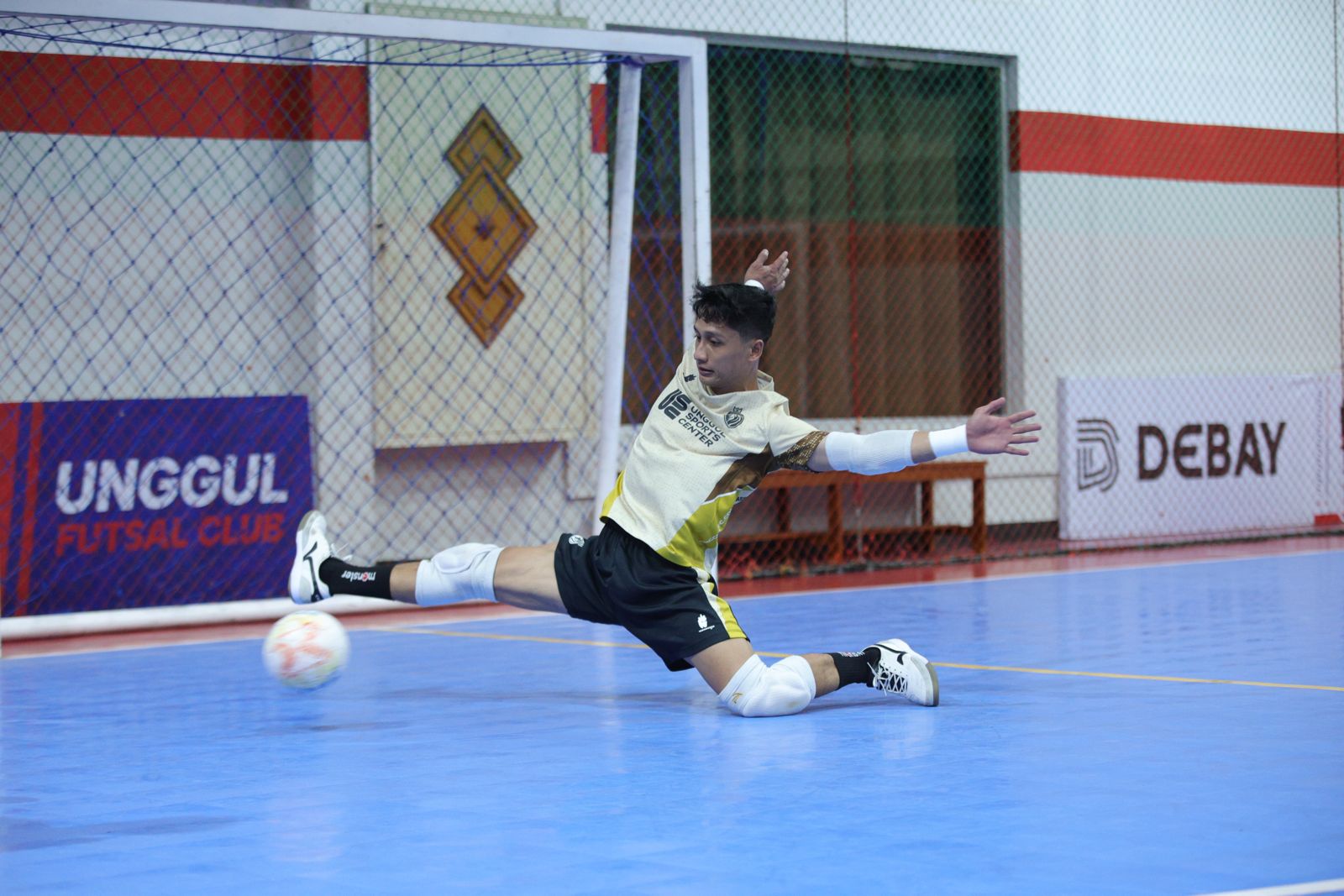 BURU JUARA: Kiper Anyar Unggul FC Malang Farhan Lubis berusaha menghalau bola dalam sesi latihan di Unggul Sports Center, kemarin.  