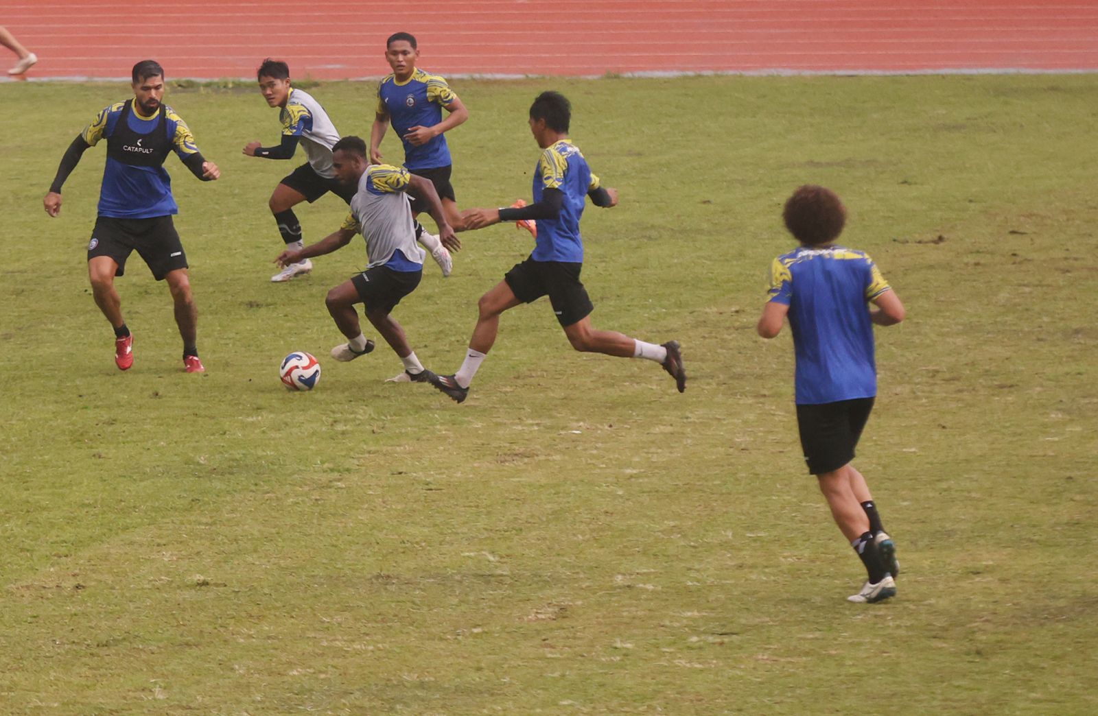  MOMENTUM AREMA FC: Para pemain Singo Edan berlatih tactical di Stadion Gajayana, Kota Malang, Selasa lalu (3/3).