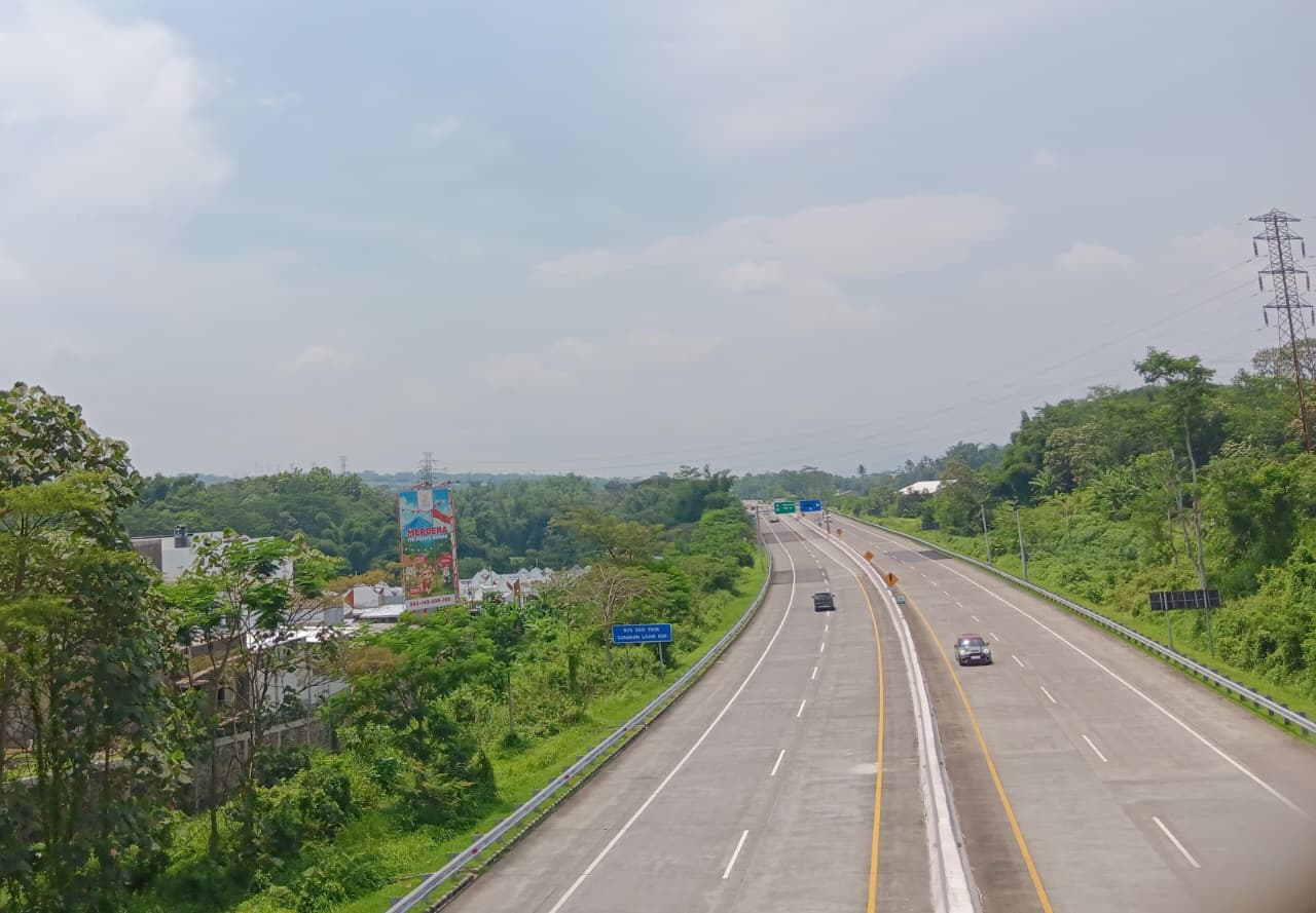 BEBAS HAMBATAN: Kendaraan melaju kencang di tol Pakis-Malang beberapa waktu lalu. Rencananya ruas jalan layang akan disambung sampai Kepanjen.  