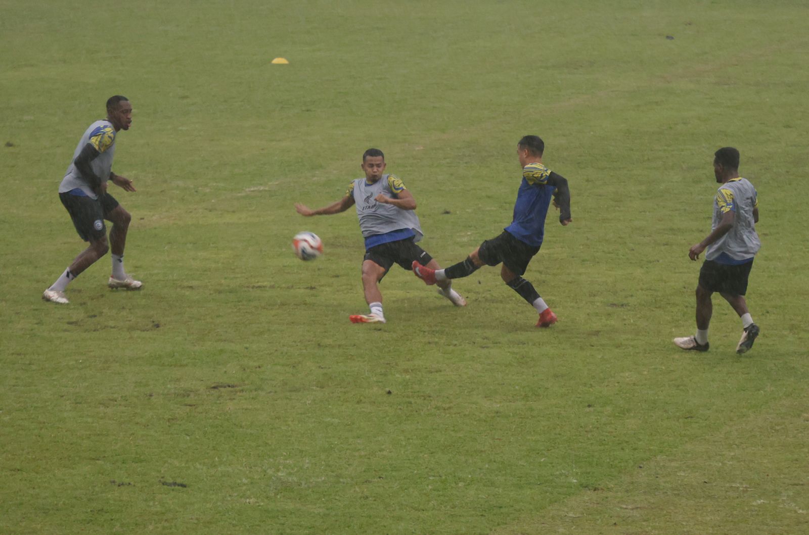 SELANGKAH LAGI COMEBACK: Valdeci Moreira (tengah) melepaskan umpan dalam sesi game internal Arema FC di Stadion Gajayana, Selasa lalu (3/3)