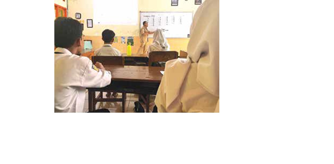 LAKUKAN PERSIAPAN: Siswa salah satu sekolah yang ada di Kota Malang fokus mendengarkan saat guru memberi penjelasan.