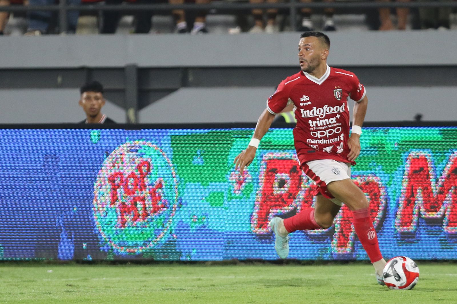 SAMA-SAMA INGIN MENANG: Determinasi Gabriel Silva bakal jadi andalan Singo Edan di laga nanti malam. Foto kanan, dari kubu Bali United FC ada gelandang Mirza Mustafic yang patut diwaspadai.