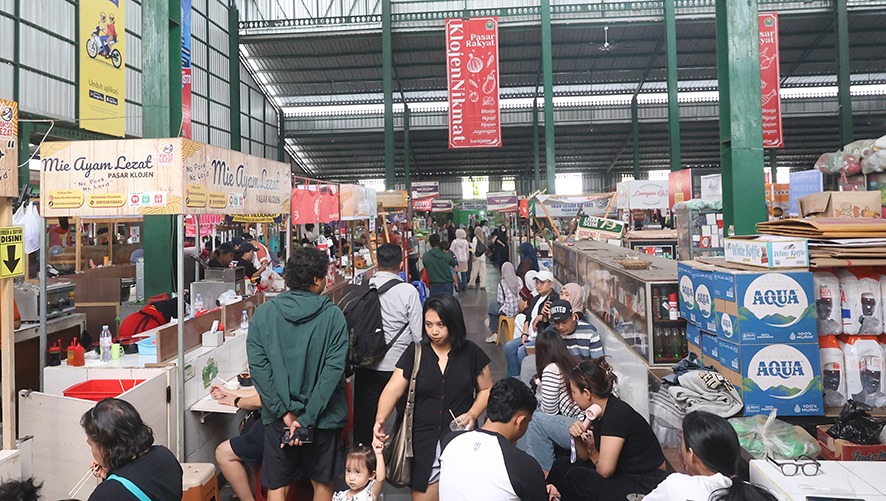 RAMAI: Para pengunjung Pasar Klojen Malang memburu kuliner yang tersedia. Sektor perdagangan mendukung peningkatan PDRB Kota Malang.