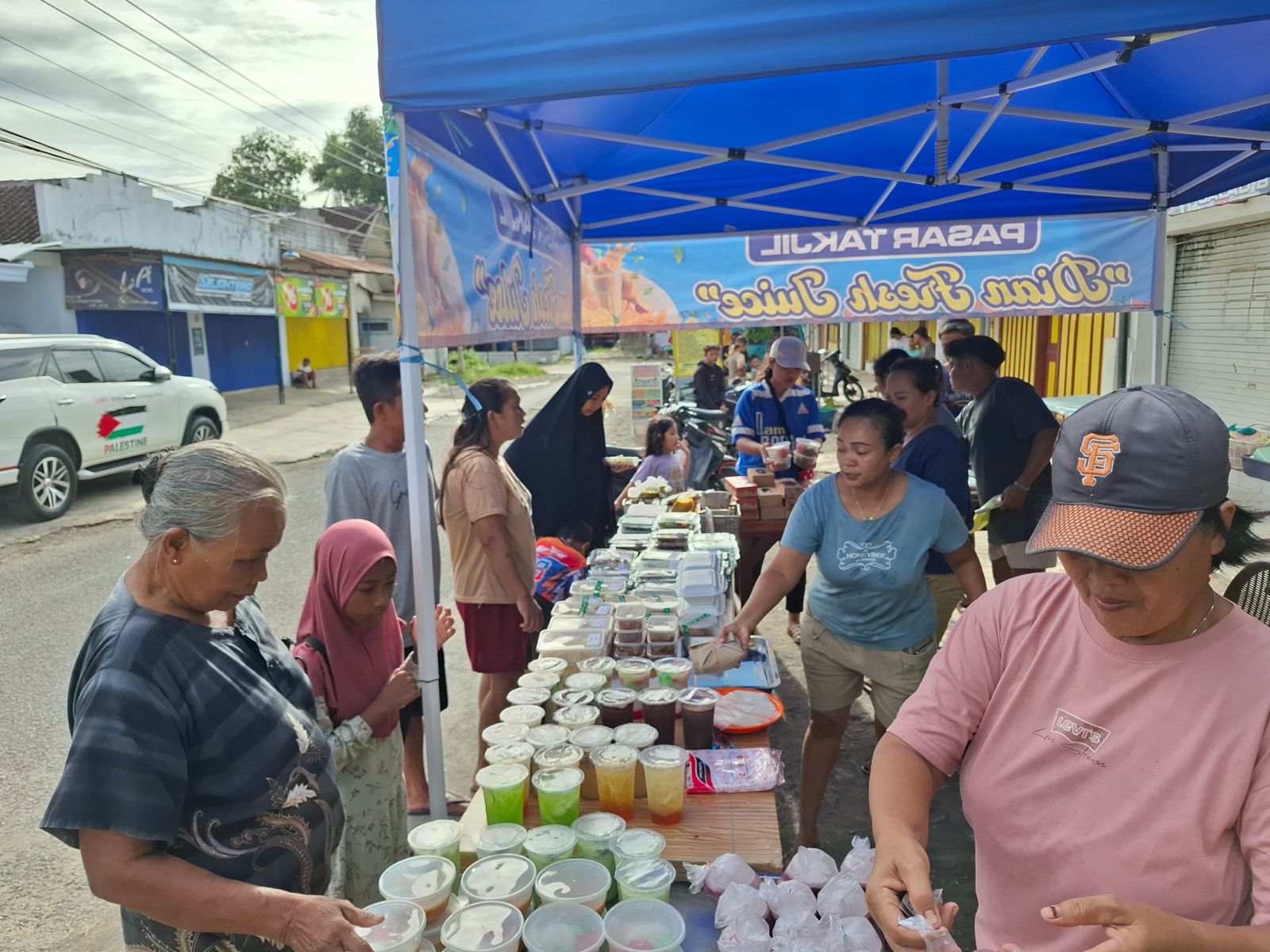 BERDAMPINGAN DENGAN DAMAI: Mayoritas penjual di pasar takjil di Desa Sitiarjo, Kecamatan Sumbermanjing Wetan yakni warga Kristen. Foto kanan, Gereja GKJW Jemaat Sitiarjo jadi salah satu bangunan 