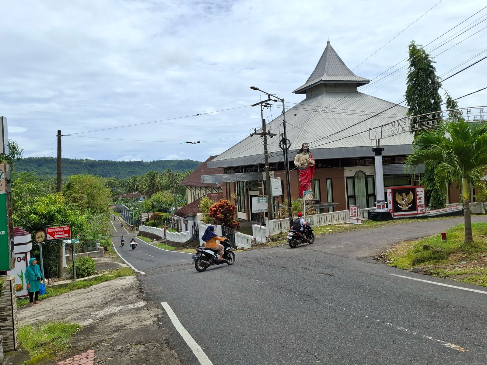 BERDAMPINGAN DENGAN DAMAI: Mayoritas penjual di pasar takjil di Desa Sitiarjo, Kecamatan Sumbermanjing Wetan yakni warga Kristen. Foto kanan, Gereja GKJW Jemaat Sitiarjo jadi salah satu bangunan 