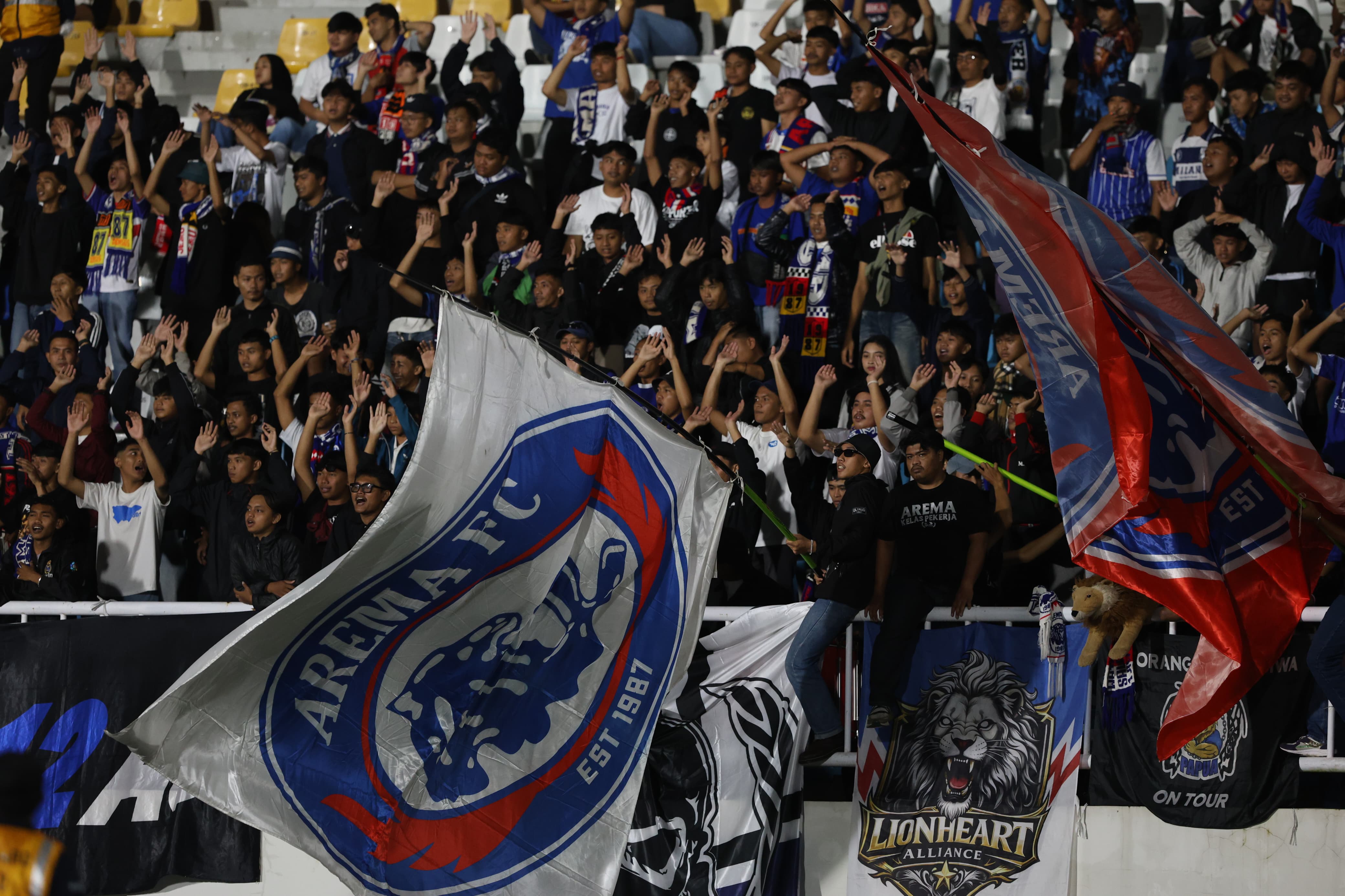 Aremania memberikan dukungan di tribun timur Stadion Kanjuruhan saat laga Arema FC vs Bali United, Jumat (6/3) malam. (Darmono/Radar Malang)