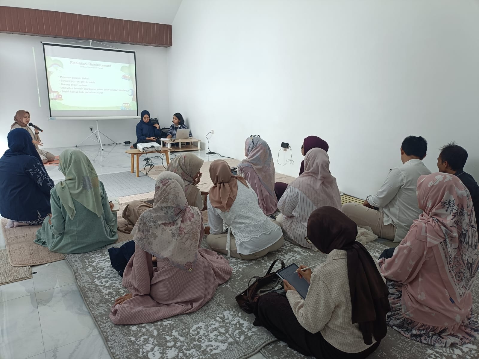 BERSAMA: Hanania Kidz Clinic menggelar forum sharing knowledge.