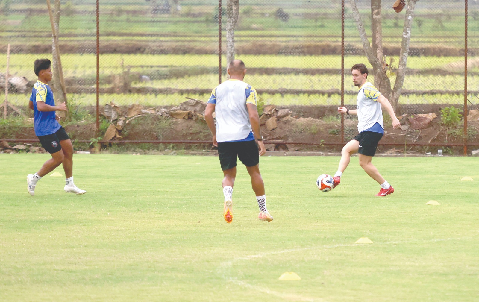 CEPAT TUNE-IN: Gustavo Franca (kanan) melepaskan umpan dalam sesi latihan di Dreams Football Pitch, beberapa waktu lalu.