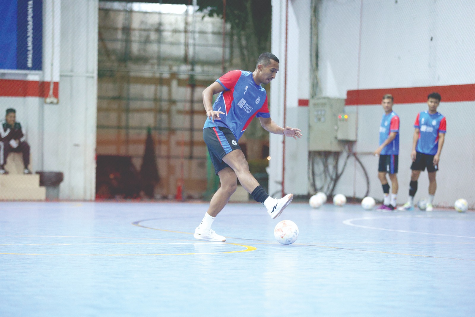 ATUR POLA MAKAN: Ikhsani Fajar mengontrol bola dalam sesi latihan finishing di Unggul Sports Center, kemarin.