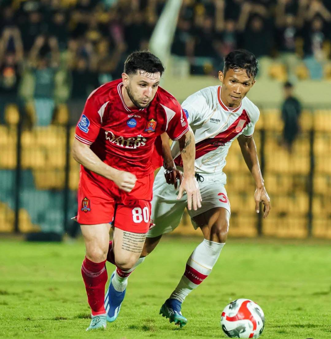 Lucas Morelatto  menggiring bola dengan kawalan ketat Eky Taufik  dalam laga Persijap Jepara melawan Persis Solo pada pekan ke-24 BRI Super League. (Instagram @persijap_jepara)