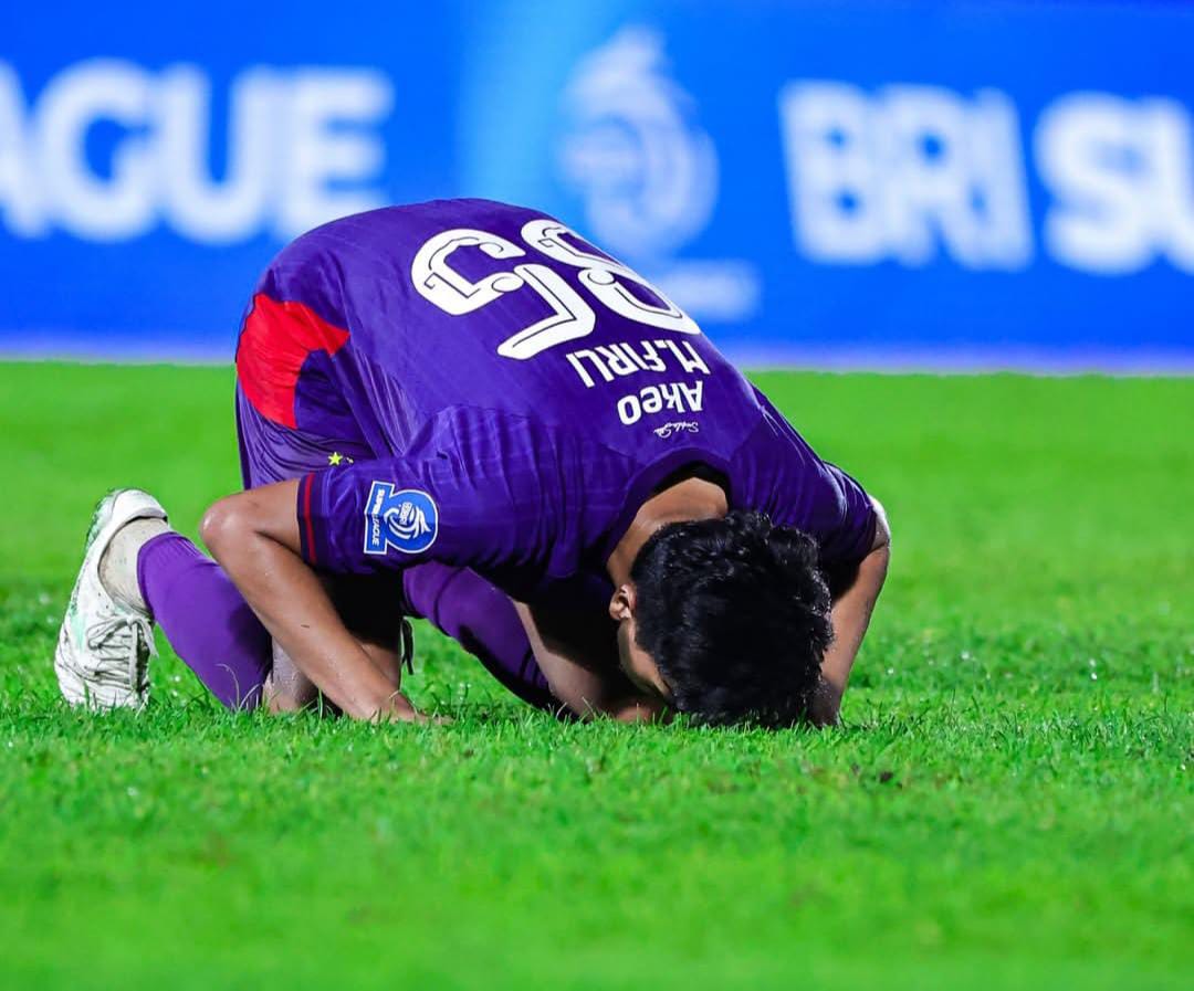 M. Firli Pemain Persik Kediri melakukan selebrasi sujud syukur usai mencetak gol saat menghadapi PSBS Biak pada laga BRI Super League, Kamis (05/03/2026). (Instagram @persikfcofficial)