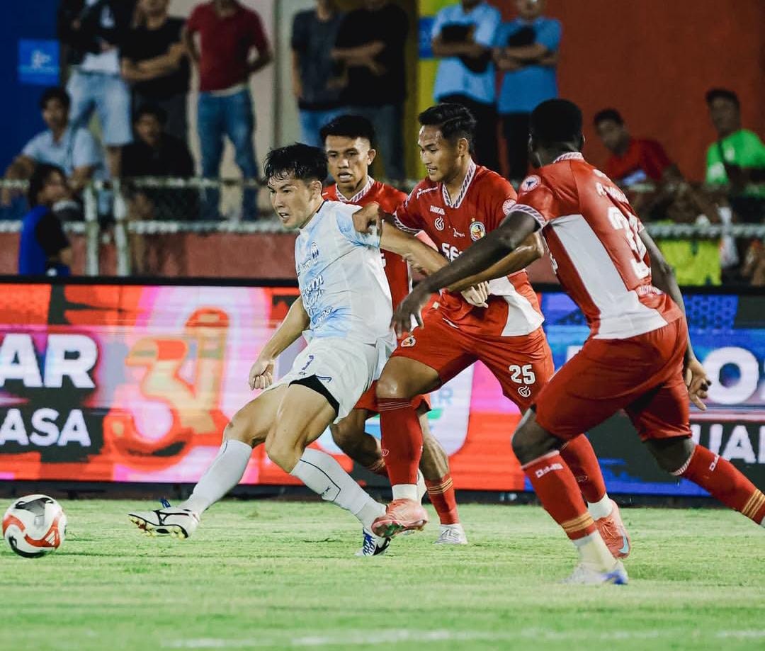 Pemain PSIM Yogyakarta berusaha menguasai bola sambil melewati kepungan tiga pemain Semen Padang dalam laga BRI Super League pekan ke-24. (Instagram @psimjogja_official)