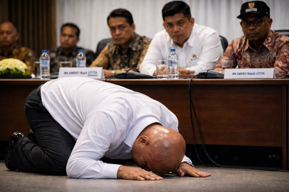 MEMOHON SUJUD: Bupati Nias melakukan sujud untuk memohon bantuan atas permasalahan yang ia hadapi. (Sumber: indopolitika.com)