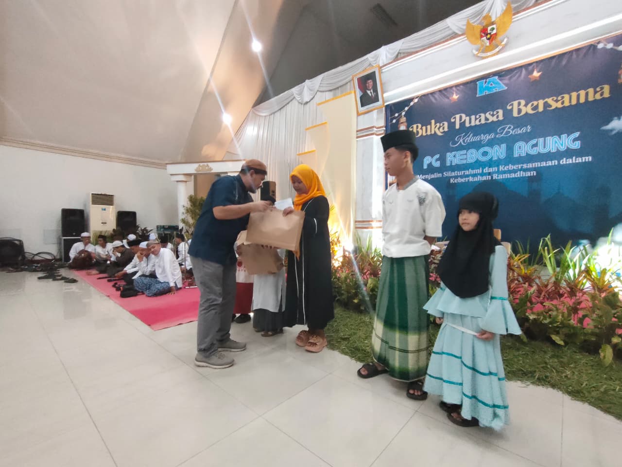 BERKAH RAMADA N: Anak panti asuhan menerima bingkisan dari PG Kebon Agung saat buka bersama pada Selasa lalu (4/3).