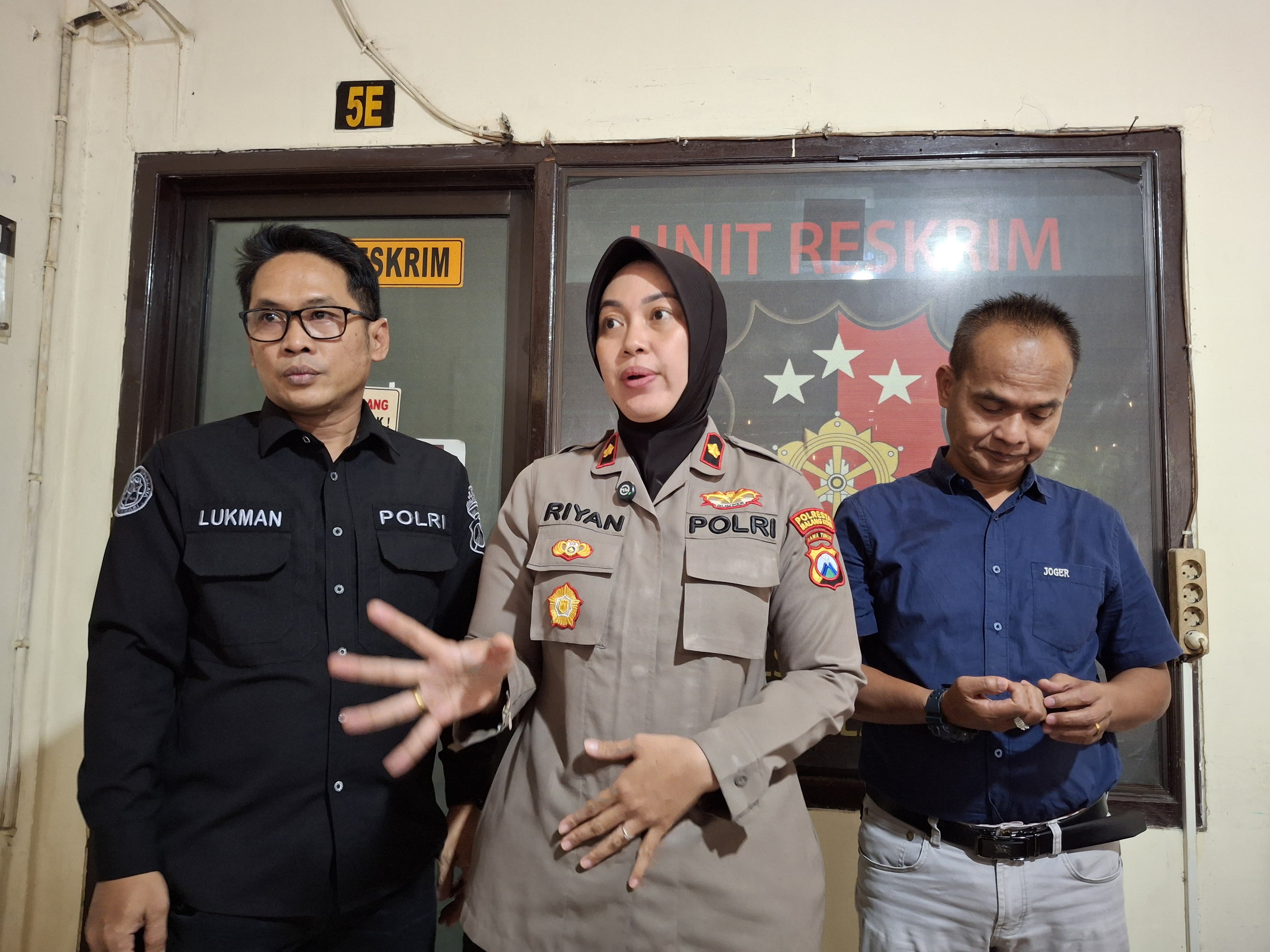 BERI KLARIFIKASI: Kapolsek Sukun Kompol Riyan Wahyuningtiyas (tengah) membantah adanya kabar perlakuan kurang mengenakkan yang dilakukan personelnya terhadap seorang warga Kelurahan Sawojajar.