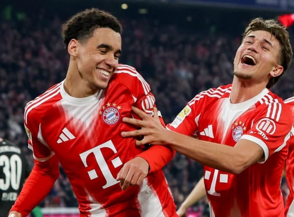 BERI BUKTI: Jamal Musiala (kiri) merayakan gol ketiga yang dicetaknya dari titik putih saat Bayern Munchen mengalahkan Borussia Monchengladbach, dini hari tadi (8/3).