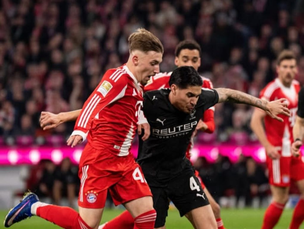 BERJIBAKU: Kevin Diks, bek Timnas Indonesia saat menahan gempuran pemain Bayern Munchen di Allianz Arena, dini hari tadi (8/3).