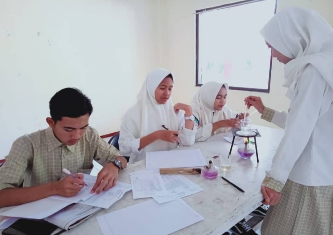 BELAJAR BERSAMA: Siswa-siswi SMA Islam Batu belajar di laboratorium  sekolah kemarin pagi (6/3). (SMA Islam Batu for Radar Malang)