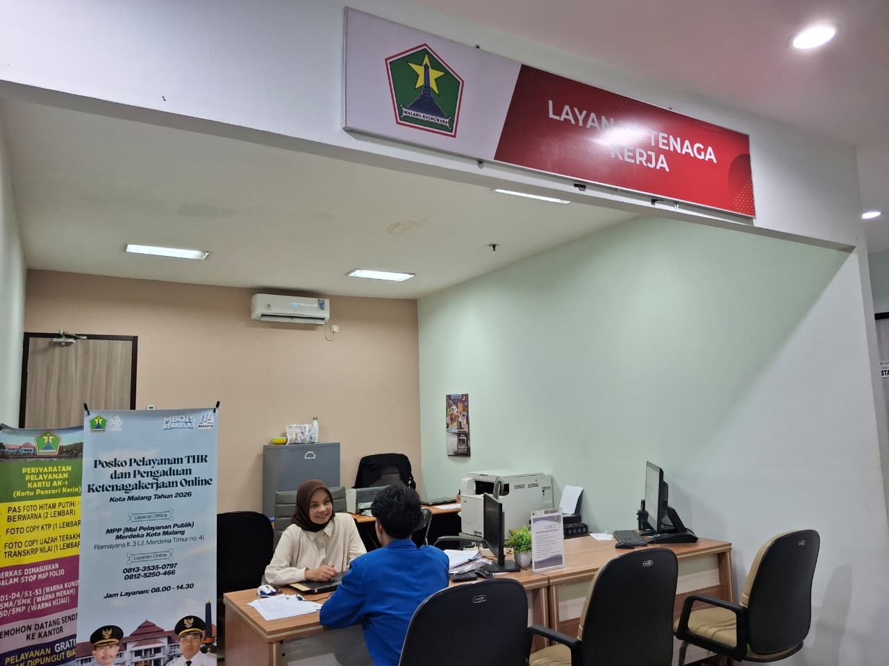 TERIMA LAPORAN: Dinas Ketenagakerjaan, Penanaman Modal, dan Pelayanan Terpadu Satu Pintu (DPMPTSP) Kota Malang akan terus membantu masyarakat atasi problem penyaluran THR. (Nabila Amelia/Radar Malang)