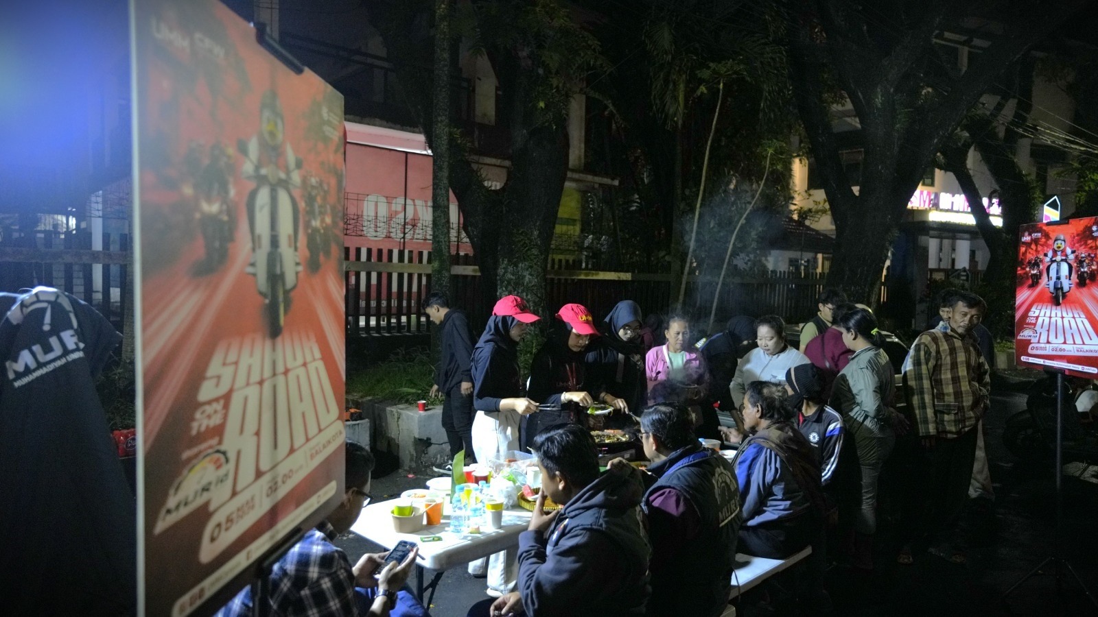 HANGAT DAN AKRAB: Suasana Sahur on the Road dengan konsep barbeque yang digelar UMM bersama tunawisma. (Humas UMM for Radar Malang)