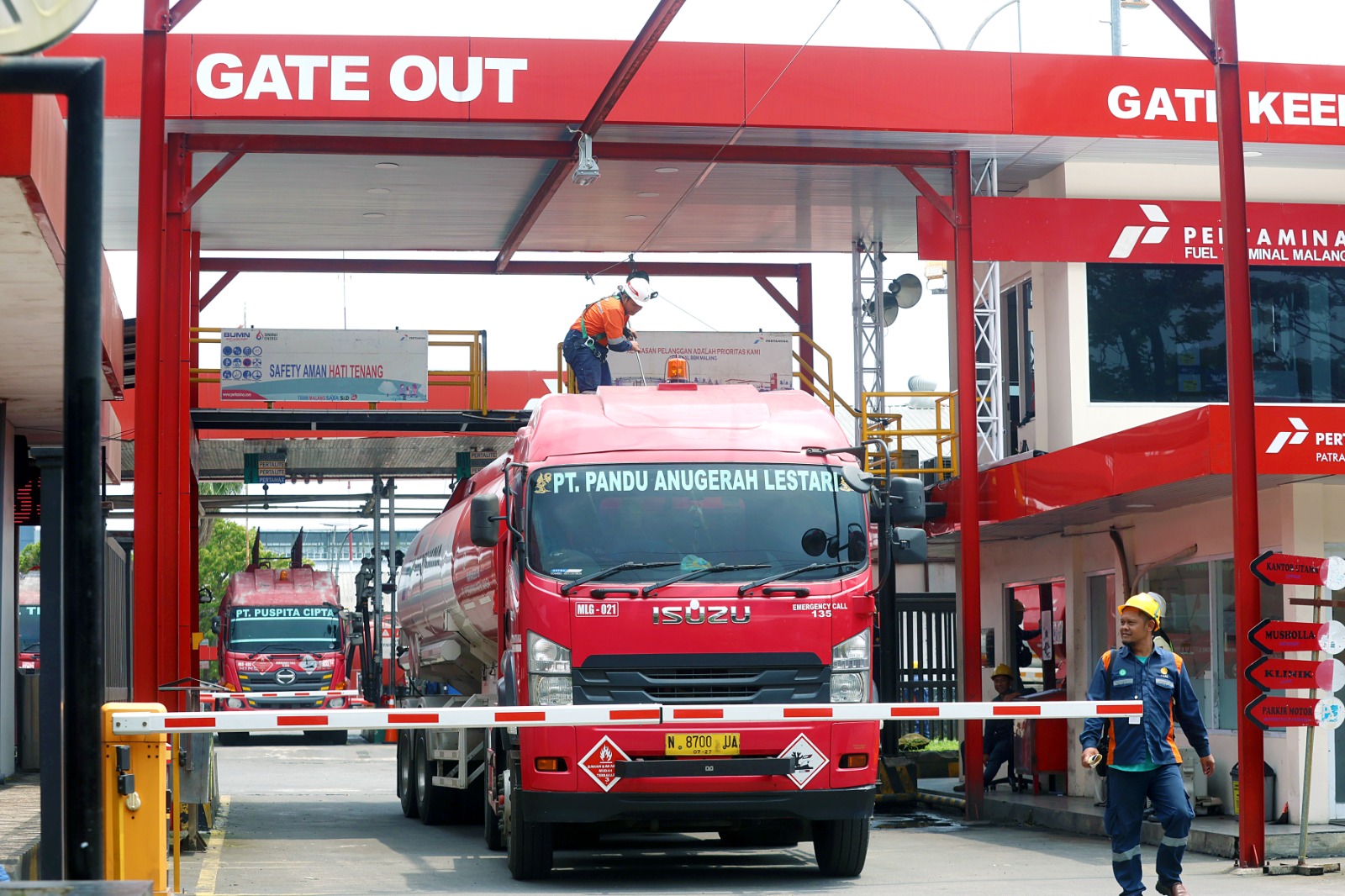 IMBAU WARGA TAK PANIK: Salah satu truk tangki di Depo Pertamina hendak mengirim pasokan BBM, kemarin. PT Pertamina Patra Niaga Regional Jatimbalinus memastikan stok BBM aman sampai Lebaran nanti.