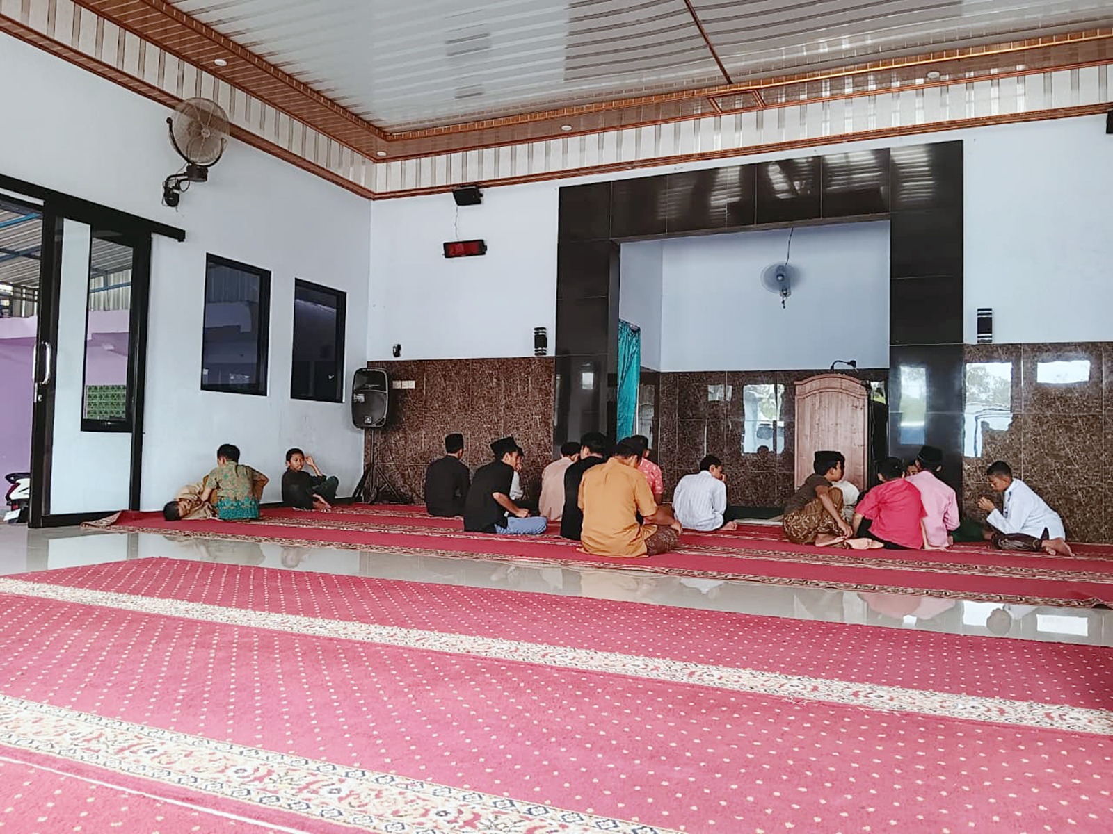 TETAP TERJAGA: Warga Muslim Desa Peniwen, Kecamatan Kromengan menunggu salat asar berjamaah di Masjid Mujahidin pada Senin (2/3) lalu.