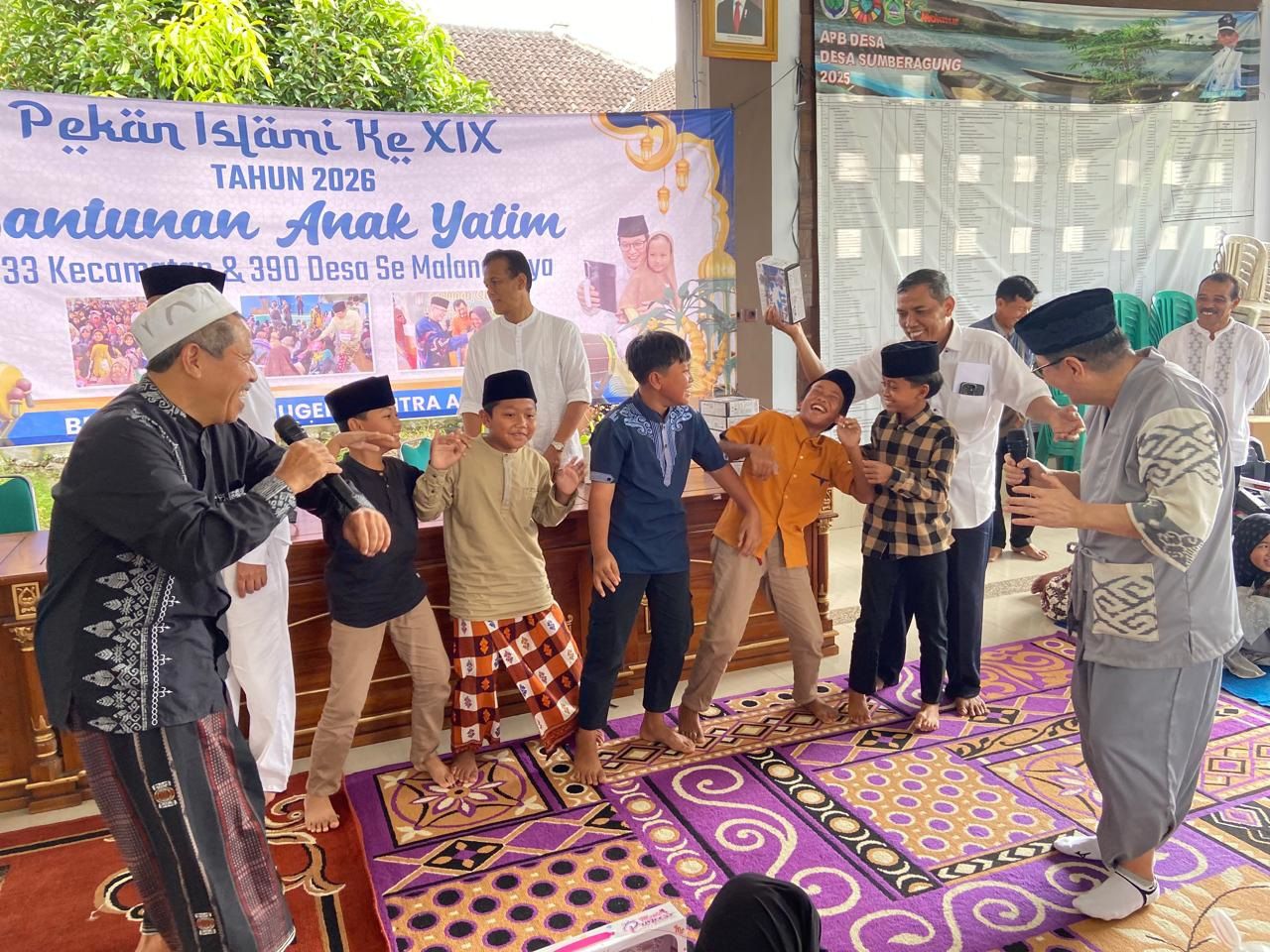 BErjIWa SOSIaL: Iwan Kurniawan bersama kepada anak yatim penerima santunan di Kecamatan Ngantang, kemarin.