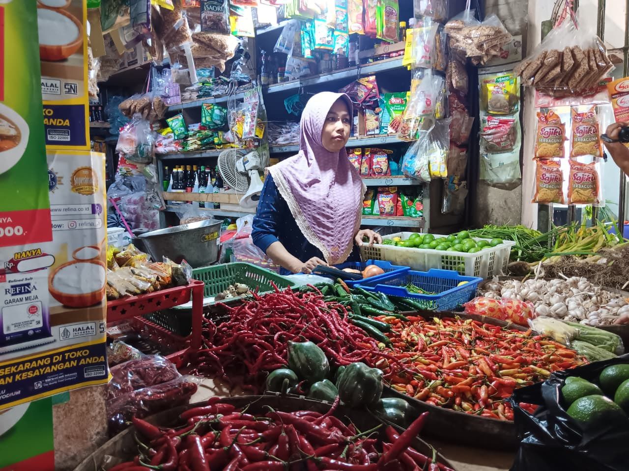 KOMODITAS: Pedagang cabai rawit di Pasar Kepanjen melayani pembeli kemarin (6/3). Harganya terus naik sehingga menjadi penyumbang terbesar dalam inflasi. FOTO: INDAH MEI YUNITA 