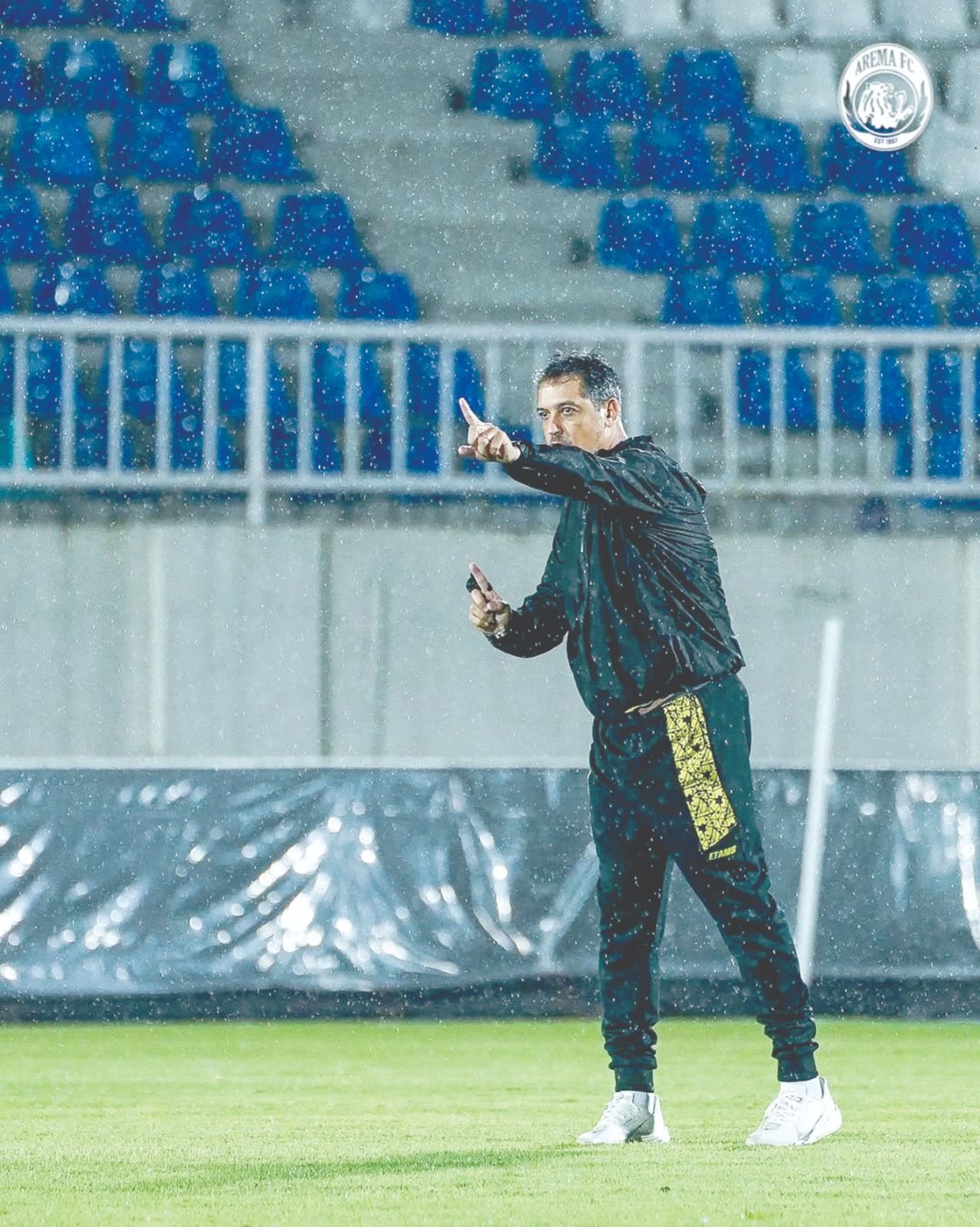 JAGA KEBUGARAN PEMAIN: Marcos Santos memberikan instruksi dalam sesi latihan Arema FC di Stadion Kanjuruhan.