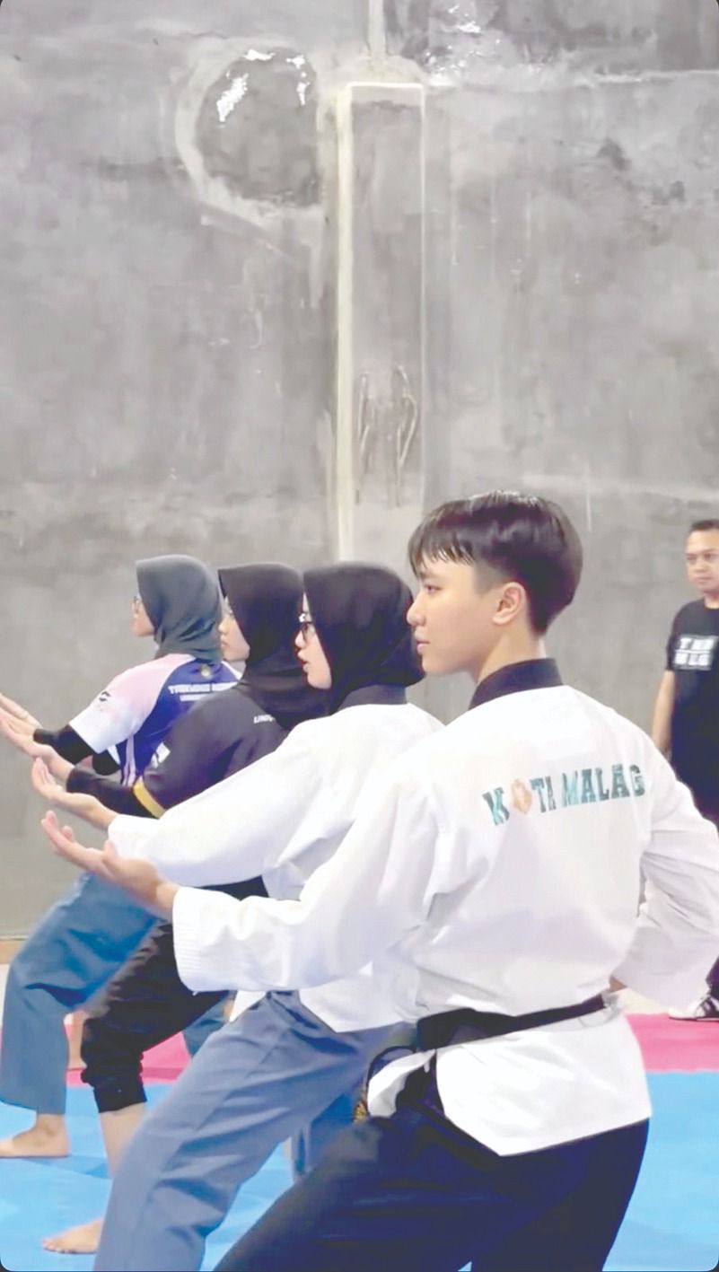 MAKSIMALKAN LATIHAN MALAM: Mas Aryanda Berbudi (kanan) berlatih di Taekwondo Rhino Fighter, Kecamatan Blimbing, beberapa waktu lalu.