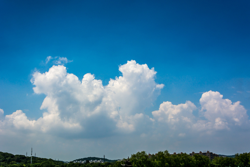 Potret langit cerah berawan. (Freepik).