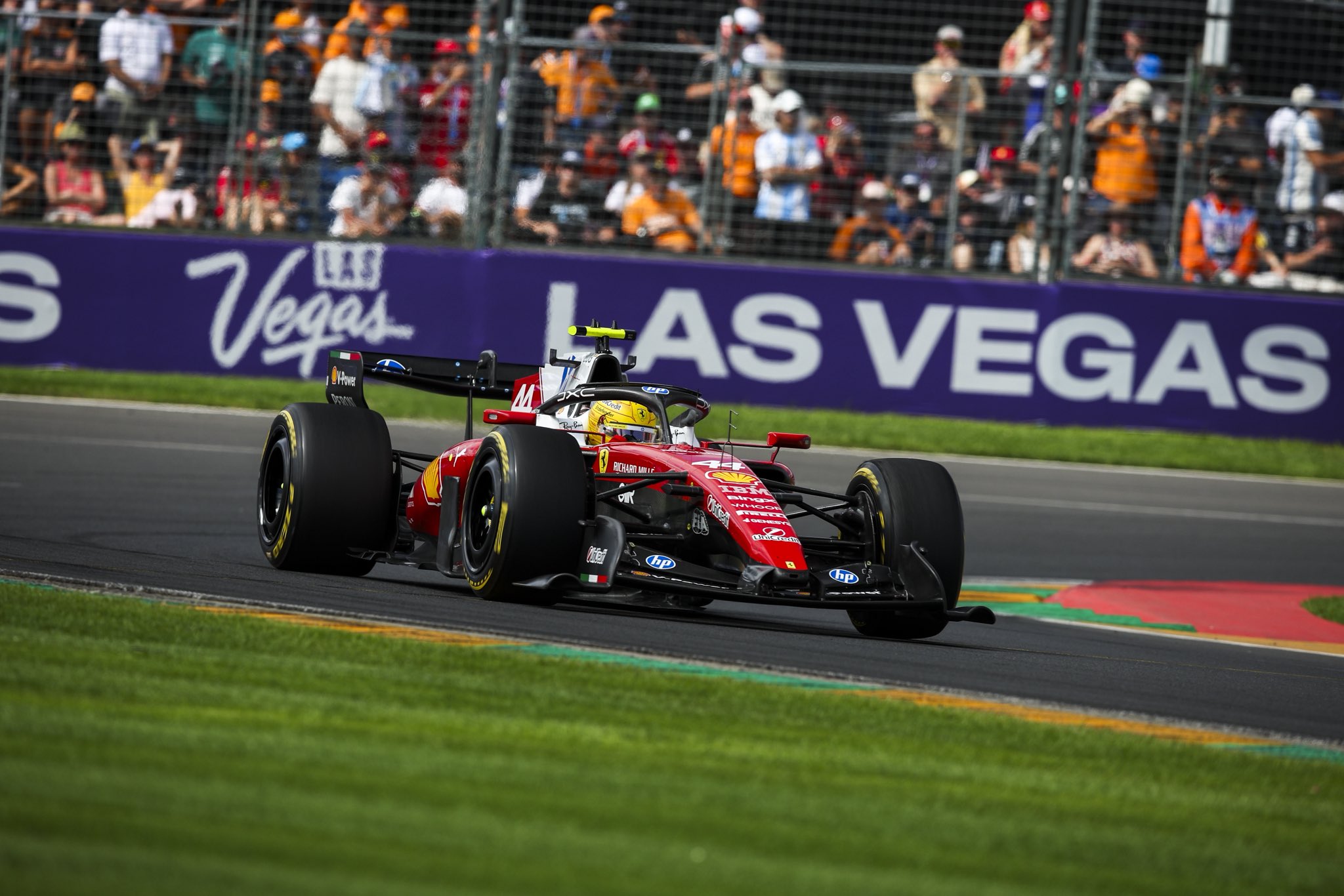 Pembalap Ferrari Lewis Hamilton melibas tikungan Sirkuit Albert Park, Melbourne, Australia, Minggu (8/3). (Scuderia Ferrari HP)