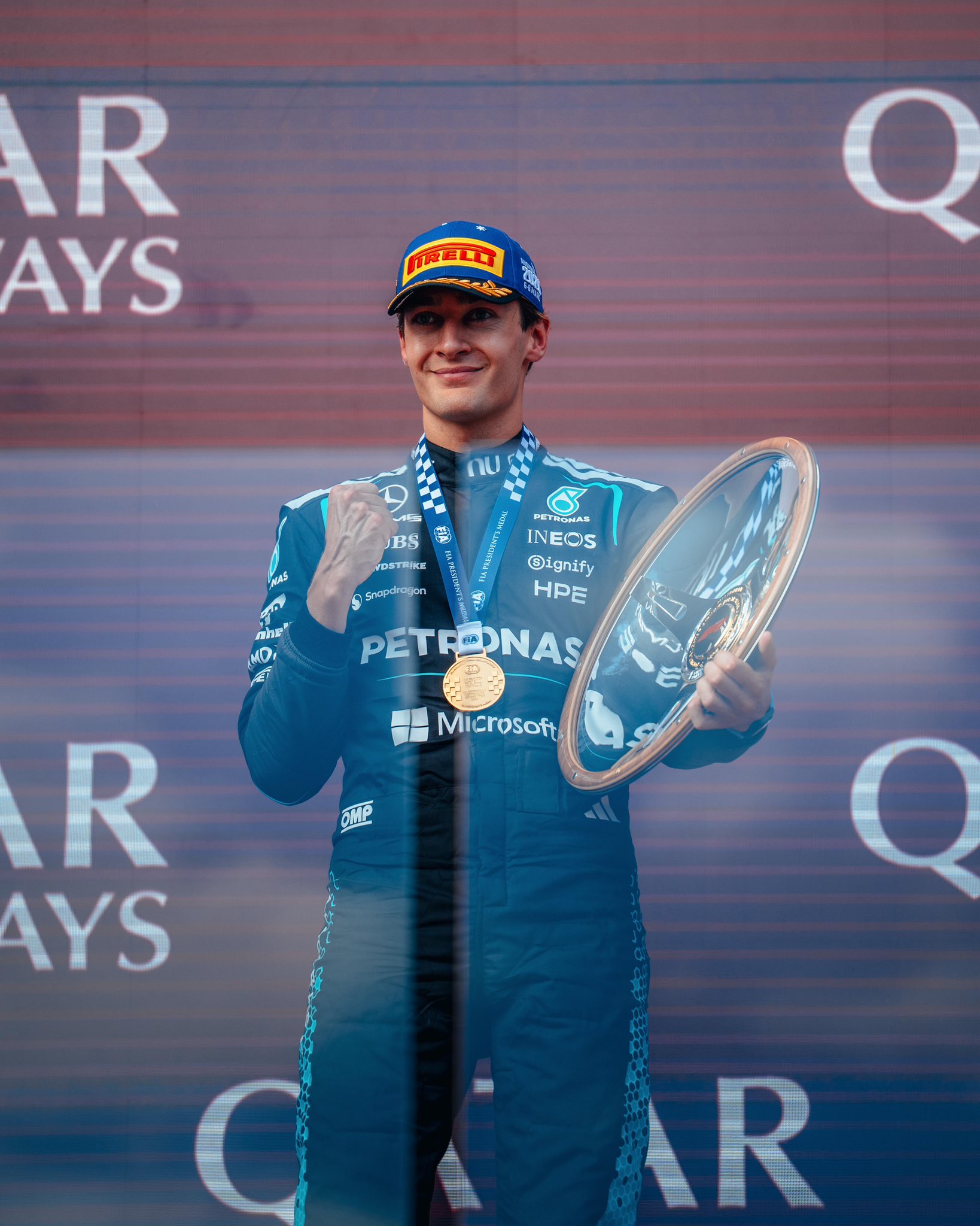 Pembalap Mercedes-AMG Petronas F1 Team George Russell naik podium setelah memenangkan GP Australia, Minggu (8/3). (Mercedes-AMG Petronas F1 Team)