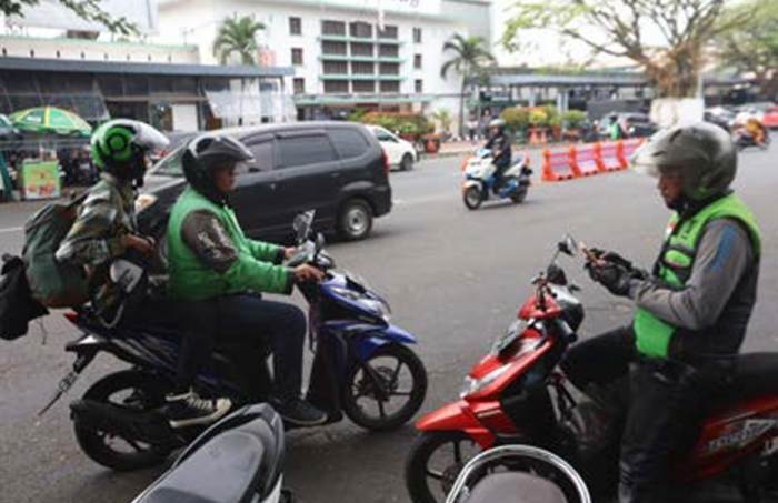 MOBILITAS TINGGI: Sejumlah driver ojek online tampak menjemput dan menanti penumpang di depan Stasiun  Kota Malang beberapa waktu lalu. DARMONO/RADAR MALANG