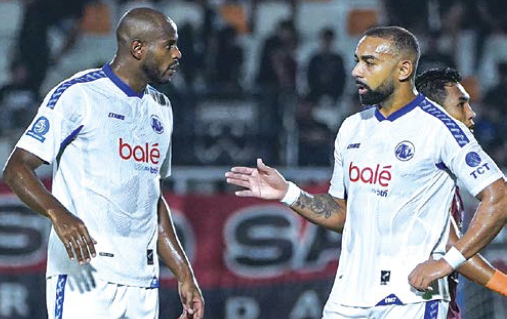 SALING SUPPORT: Dalberto Luan Belo berkomunikasi dengan Joel Vinicius dalam laga BRI Super League melawan Borneo FC beberapa waktu lalu. (MO Arema FC for Radar Malang)