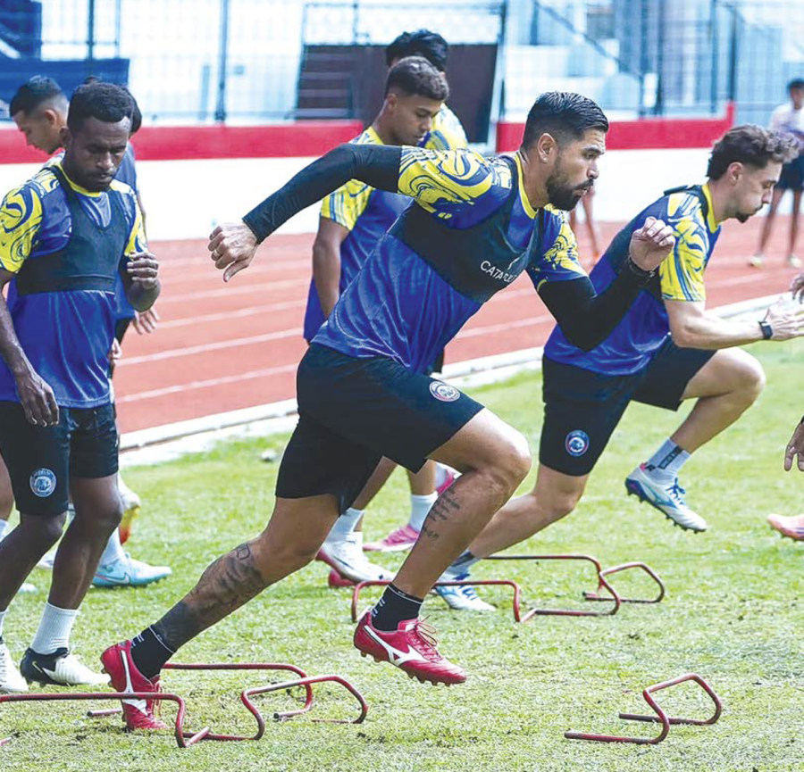 LAKUKAN PENYESUIAN: Para pemain Arema FC melakukan sprint dalam sesi latihan di Stadion Gajayana, beberapa waktu lalu. (Darmono/Radar Malang)
